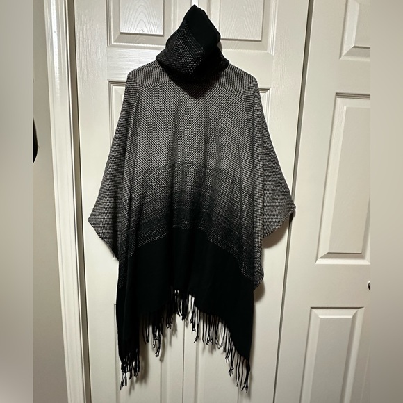 ⭐️ Women’s Poncho ⭐️ - Picture 5 of 6